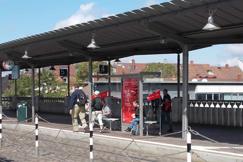 Plakat des Freiburger Barockorchesters am Hauptbahnhof