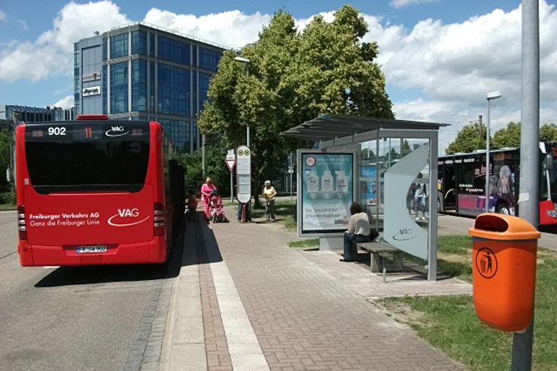 roter Bus neben Fahrgastunterstand in Freiburg