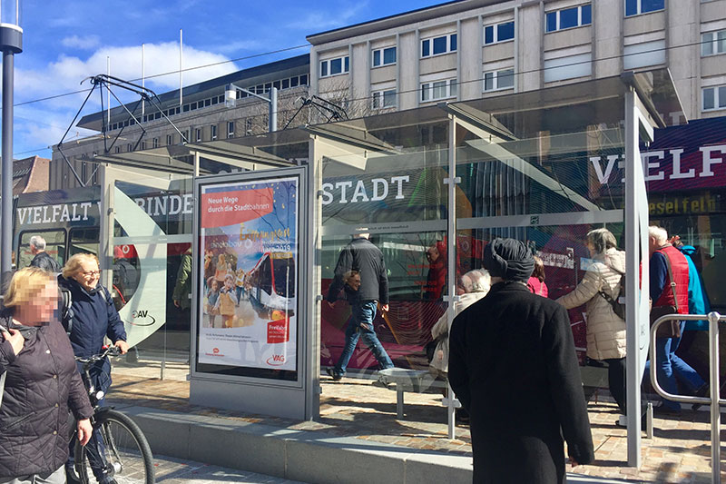 Fahrgastunterstand mit CityLightPoster an der neuen Linienführung in Freiburg